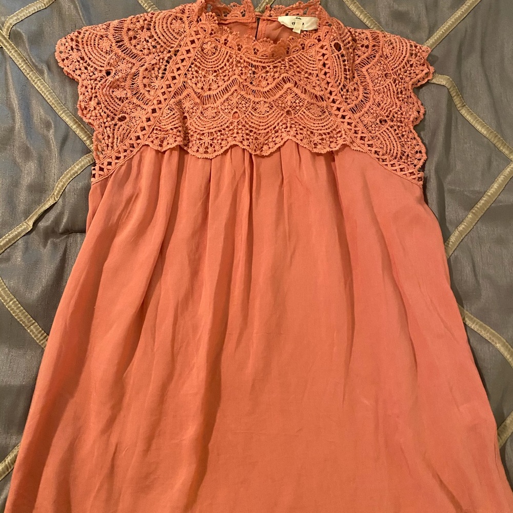 SOLD- Lace accent flows sleeveless top